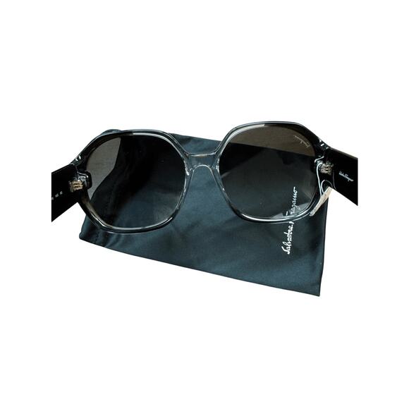 Salvatore Ferragamo NWT SF943S Sunglasses in Grey Gradient - Picture 9 of 10